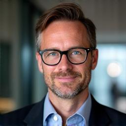 Portret van Mark Jansen, interieur architect, met een creatieve uitstraling.