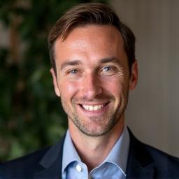 Portret van David Kwezel, oprichter en hoofd ontwerper van Wijsgerig Interieur, met een vriendelijke glimlach.